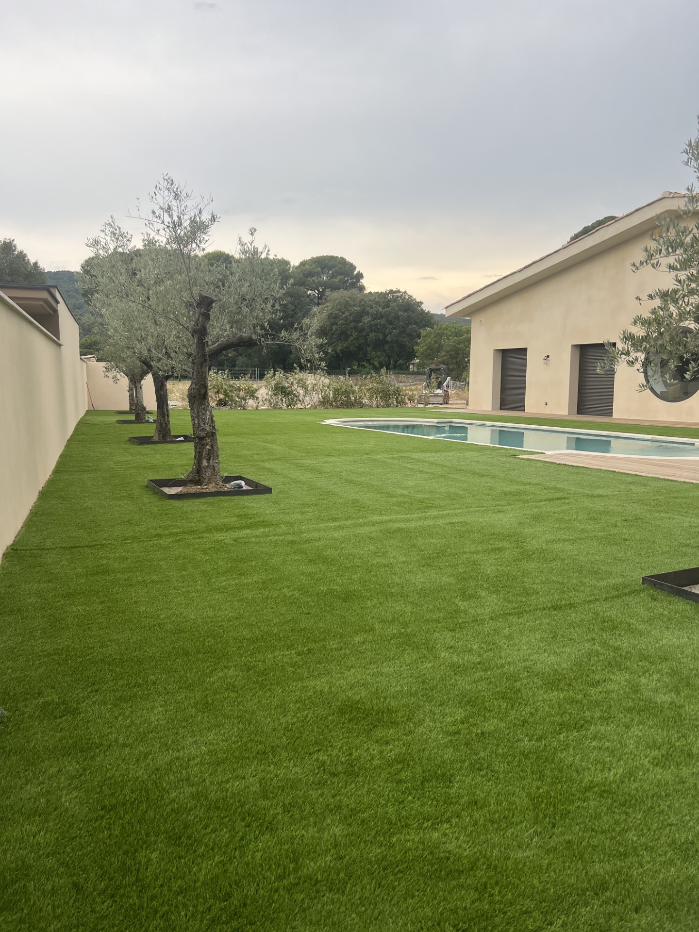 Terrassement et gazon synthétique — photo 1